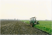 CPH_map3_104 Hier zien we een boer aan het ploegen, hij werkt de groenbemesting onder de grond.(achtergrondinformatie: ...